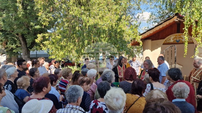 Църквата „Успение Богородично“ в Търговище отбеляза храмовия си празник с водосвет