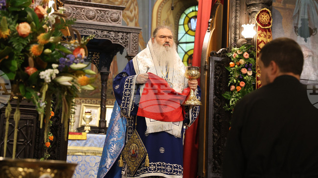 Земният живот и светостта на Пресветата Божия майка трябва да бъдат усилие и крайна цел за всеки от нас, каза във Варна митрополит Йоан