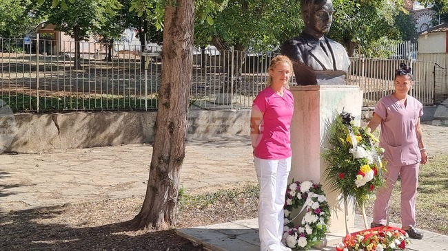 Националният ден на спасението бе почетен пред паметника на Д-р Стефан Черкезов във Великотърновската болница