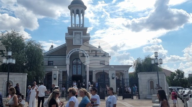 Миряни изпълниха храма „Успение на Пресвета Богородица“ в Ямбол на днешния голям християнски празник