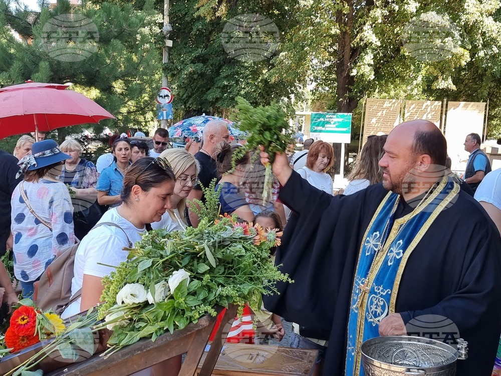 Пазарджик - Успение Богородично - храмов празник - литургия