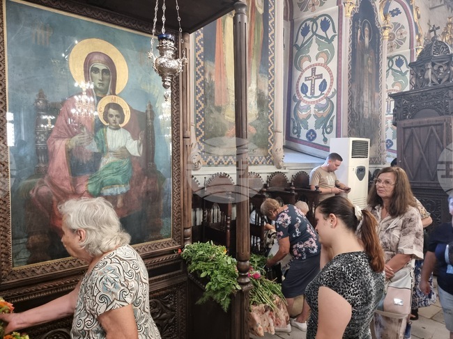 Поклонът пред Божията майка трябва да стане уважение към всяка майка, каза Белоградчишкият епископ Поликарп в Пазарджик