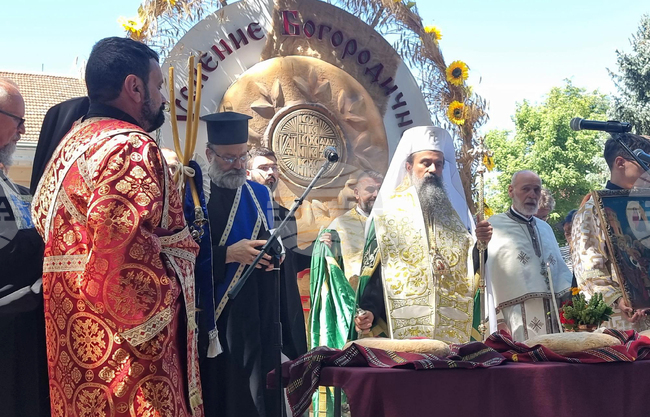 Празникът Успение Богородично днес беше отбелязан в храмове в цялата страна