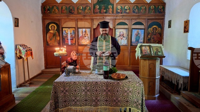 С празничен водосвет и курбан отбелязаха 183-ата годишнина на храма в село Салаш