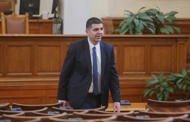 Бюджетът за отбрана на страната не беше приет от парламентарната ресорна комисия, каза Ивайло Мирчев