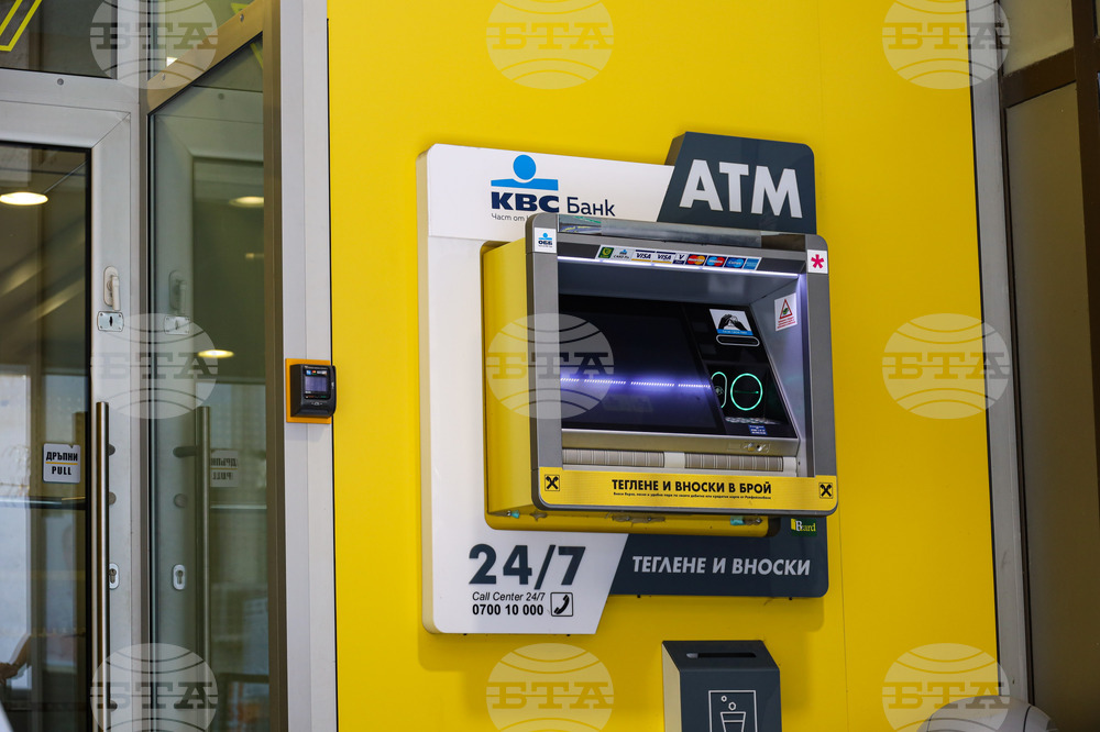 Клиенти на ОББ имат технически проблеми с плащания и тегления от банкомат, съобщи банката 