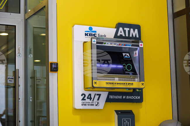 Клиенти на ОББ имат технически проблеми с плащания и тегления от банкомат, съобщи банката