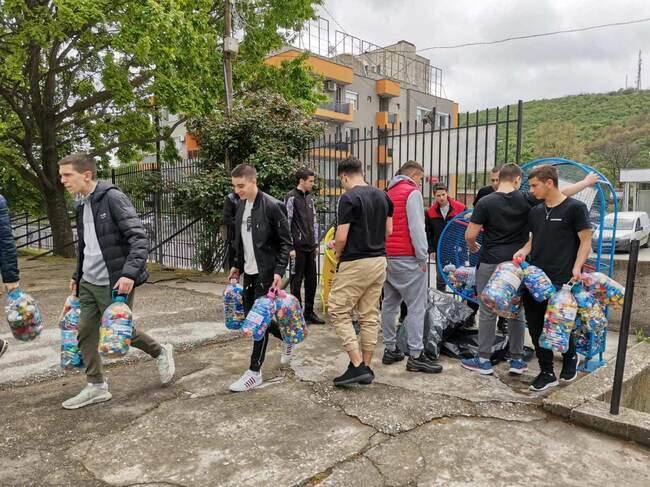 Общо 60 чувала с капачки дари свищовското Средно училище „Димитър Благоев“ в рамките на кампанията „Капачки за бъдеще“