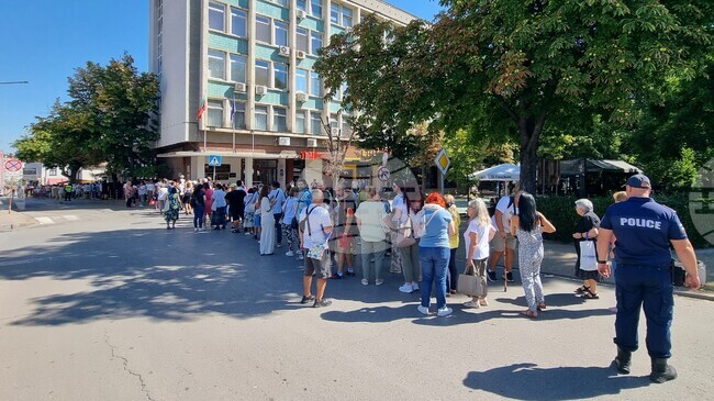 Шуменци посрещнаха чудотворната Хавайска мироточива Иверска икона на Пресвета Богородица в храма „Св. Три Светители“ 