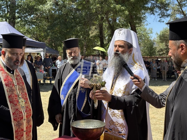 Патриарх Даниил отслужи водосвет на празника на каракачанската общност в Самоков