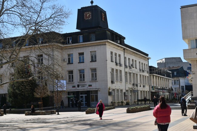 Кметът на Ловеч забранява къпането в канали, реки и язовири