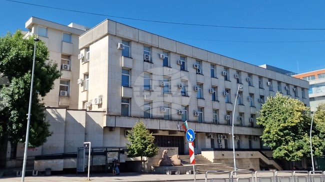 Районната прокуратура във Велико Търново привлече като обвиняеми и задържа за срок до 72 часа четирима за грабеж на 26-годишна жена в Сушица