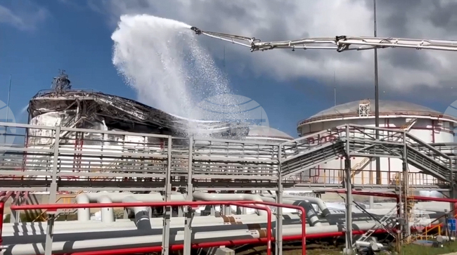 Отломки от украински дрон предизвикаха пожар в петролна база в руския Краснодарски край, съобщиха местните власти