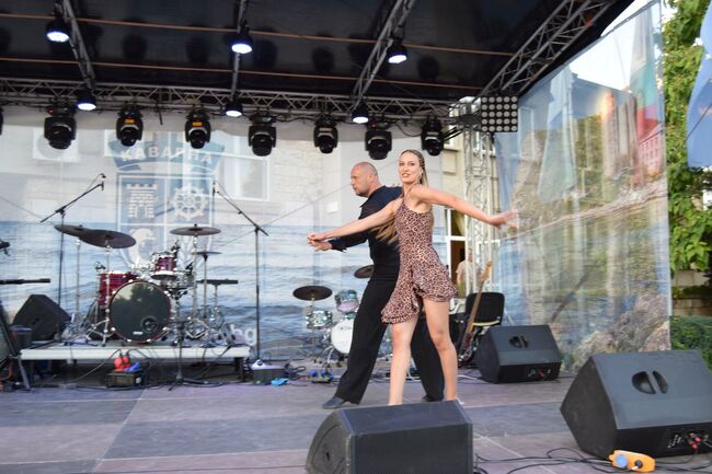 Sotos Karabelas & Live Band закриха „Балкански уикенд Каварна 2026“