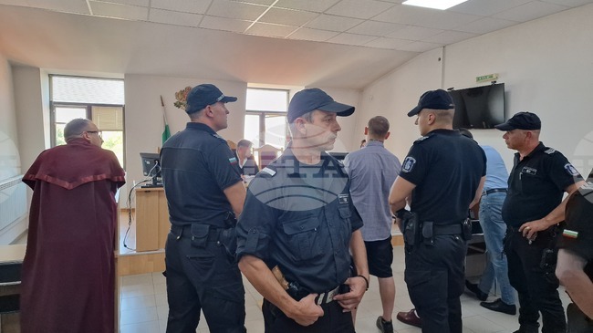 Единият от задържаните в частен клуб на пловдивското разклонение на организацията „Кръв и чест“ остава в ареста