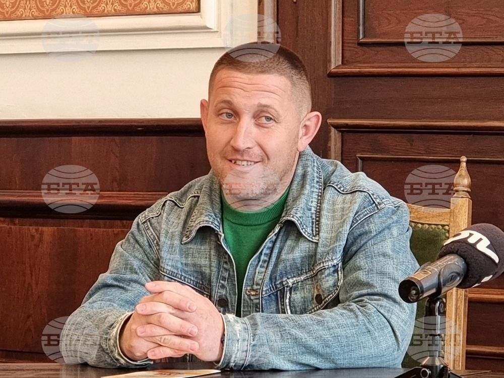 Автобусният шофьор Билял Хасанов, оказал първа помощ на задушаващ се пътник, получи Значка на Община Сливен