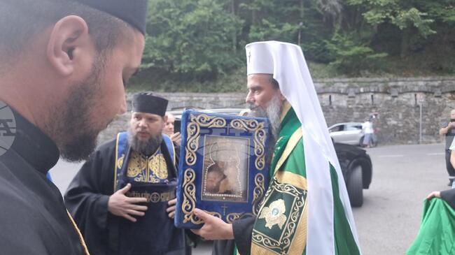 Чудотворната Хавайска мироточива икона на Пресвета Богородица пристигна в Рилската света обител