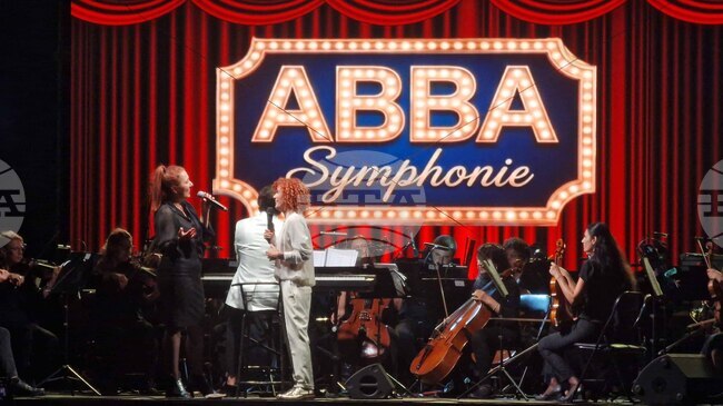 Готови сме да бъдем водещи на "Евровизия", казаха от сцената на ABBA Symphony в Бургас Милица Гладнишка и Люси Дяковска