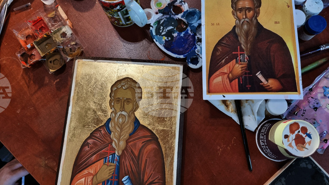 Варненски ученици изработват икони с образа на Св. Йоан Рилски в майсторски клас в Духовно-просветния център в града