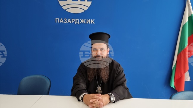 Образът на св. Йоан Рилски е на три от най-видимите места в катедралния храм в Пазарджик, каза архиерейският наместник Боян Кочев