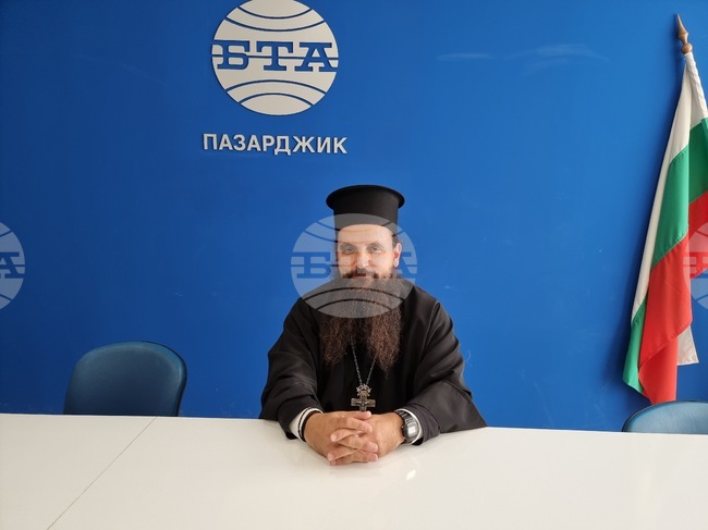 Образът на св. Йоан Рилски е на три от най-видимите места в катедралния храм в Пазарджик, каза архиерейският наместник Боян Кочев