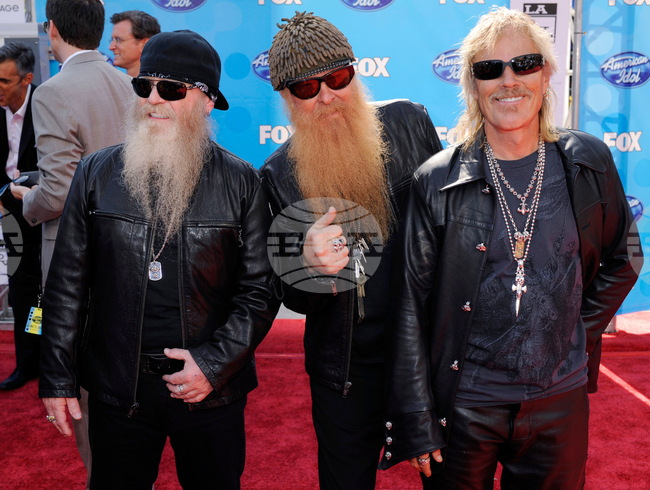 Групата ZZ Top се завърна на сцената само няколко дни след смъртта на барабаниста си Франк Биърд