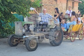 Село Йоглав - възрастни хора - деца - пътуваща библиотека
