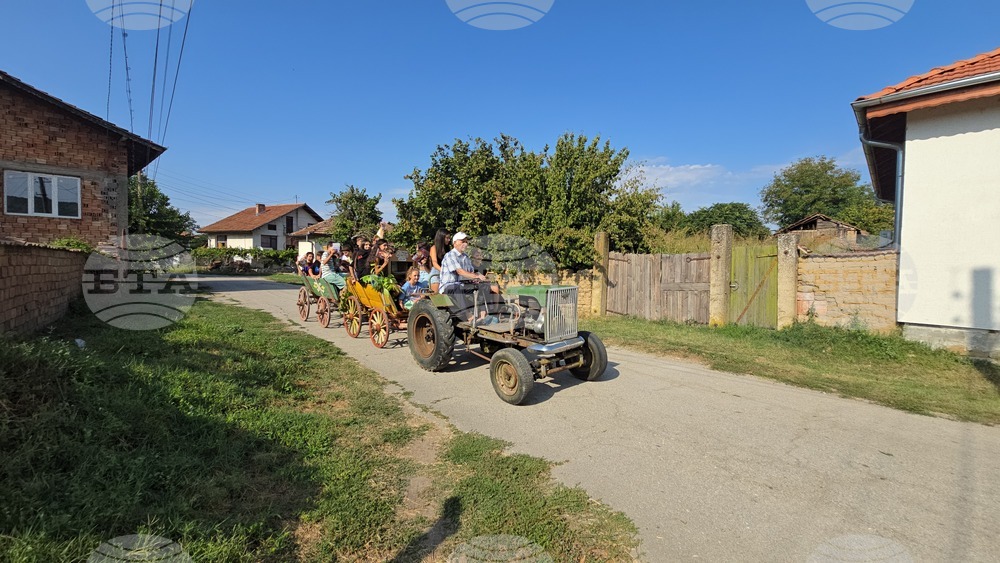 Село Йоглав - възрастни хора - деца - пътуваща библиотека