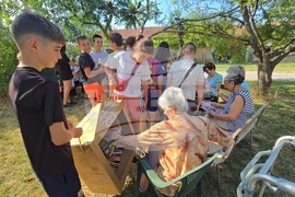 Село Йоглав - възрастни хора - деца - пътуваща библиотека