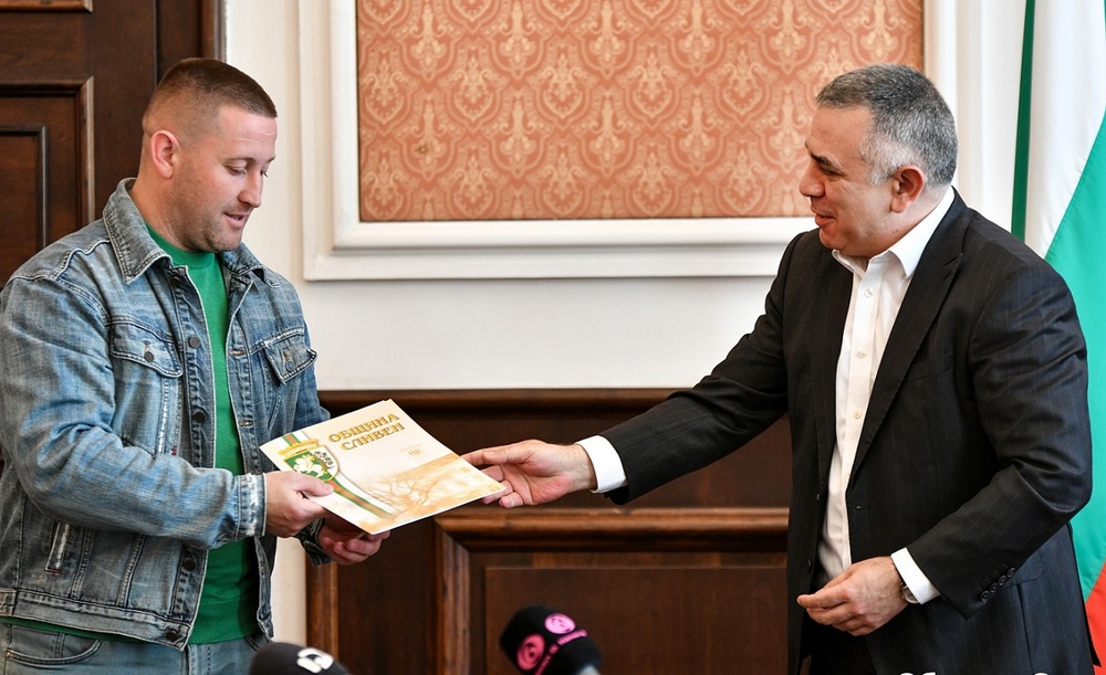 Община Сливен: Автобусният водач Билял Хасанов, спасил човешки живот, получи отличие на Общината от кмета Стефан Радев