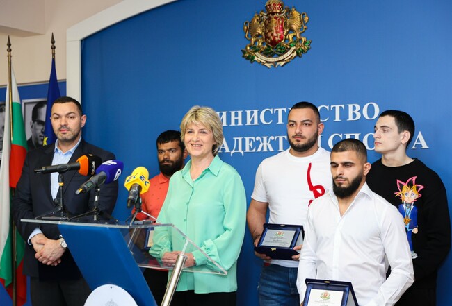 Министърът на спорта Весела Лечева награди медалистите от Европейското по вдигане на тежести, общите премии ще бъдат 150 хиляди лева