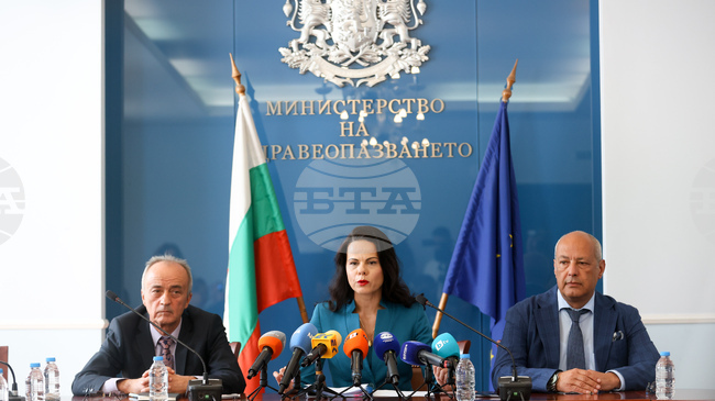 Центърът за асистирана репродукция, агенцията по лекарствата и за медицински надзор ще останат самостоятелни структури, съобщи здравният министър