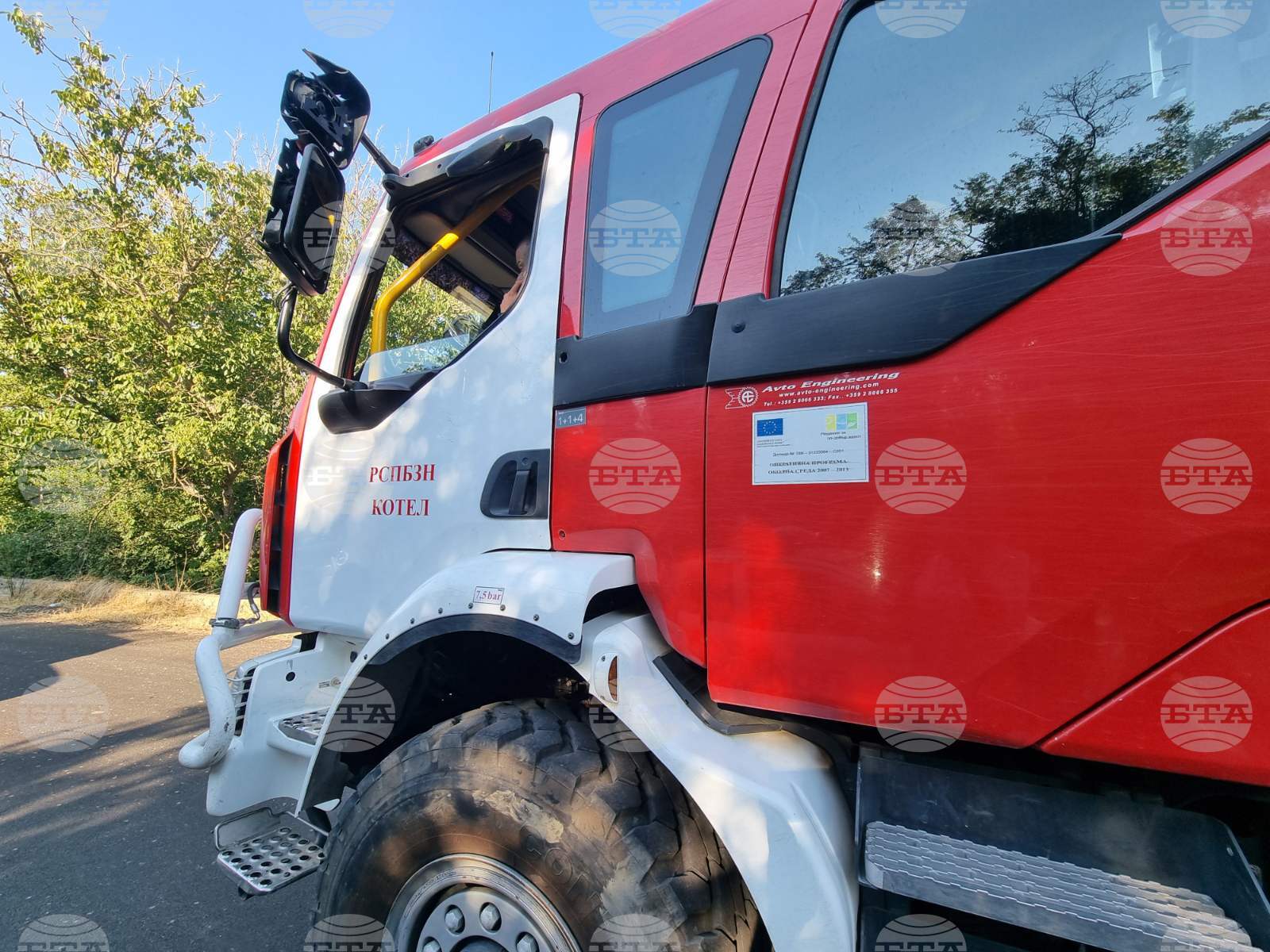 Пожарникари, доброволци и горски служители спасиха 200 декара гора край сливенското село Средорек