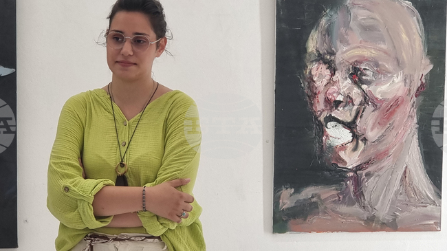 Първа самостоятелна изложба подреди художничката Цветина Йорданова в плевенската галерия „Илия Бешков“