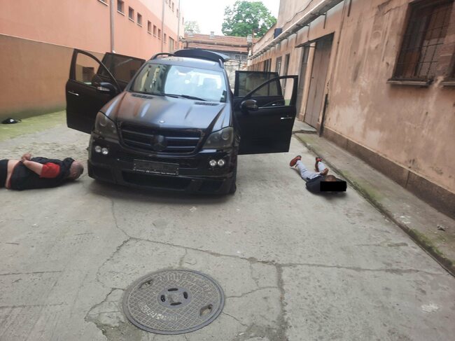 След гонка с полицията шофьор вряза джипа си в портала на бургаския следствен арест, задържаха го на място