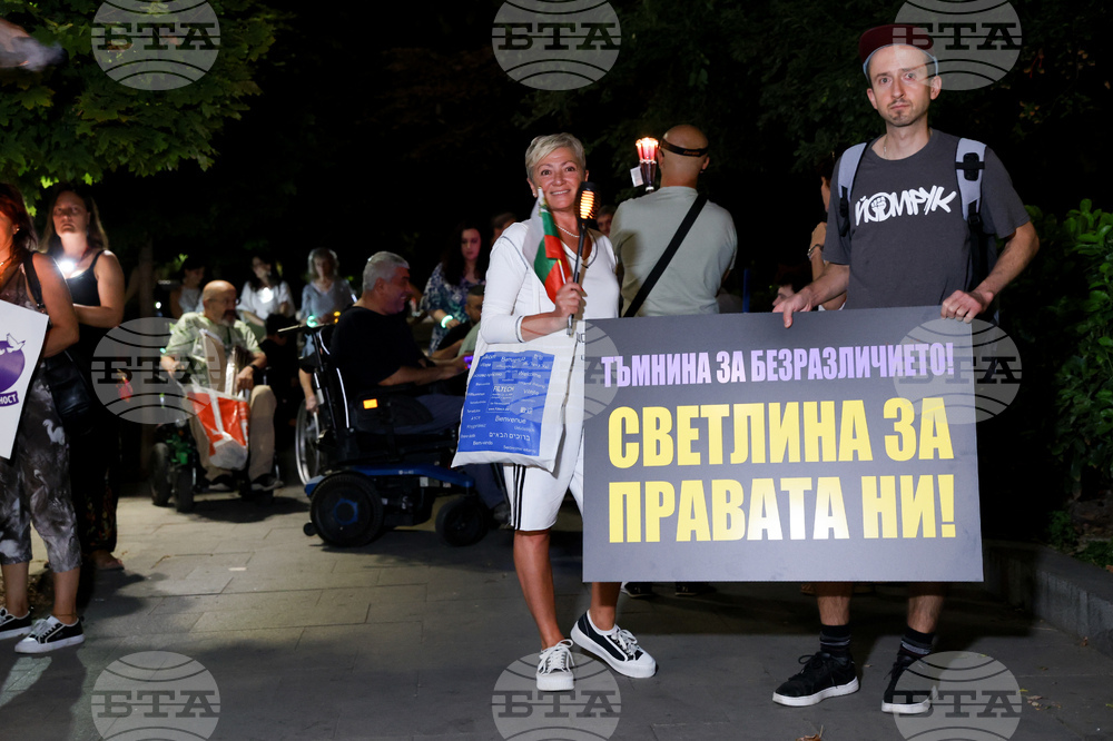 Столична община - нощно факелно шествие - хора с увреждания