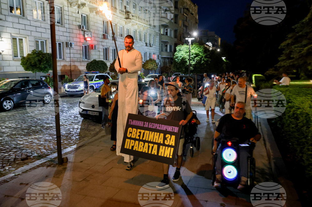 Столична община - нощно факелно шествие - хора с увреждания