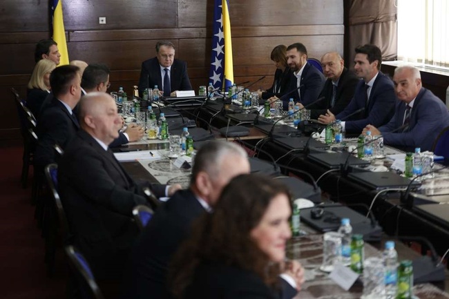 ФЕНА: В Сараево досегашното правителство официално предаде властта на новия състав на кабинета на Федерация Босна и Херцеговина