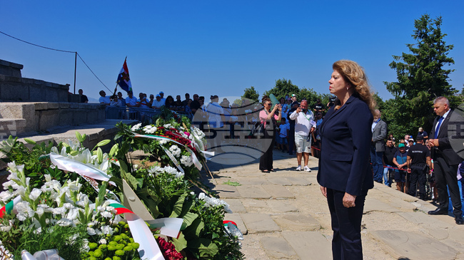 С официална церемония и с поднасяне на венци пред Паметника на свободата на връх Шипка бяха отбелязани 149 години от Шипченската епопея