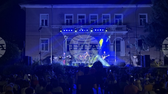 Стефан Вълдобрев и „Обичайните заподозрени“ закриха Markovo Music Summer с концерт на площада в с. Марково