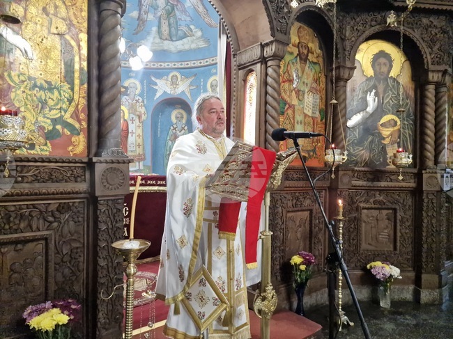 Нито богатството, нито бедността определят мястото ни пред Бога, каза пред миряните в Търговище отец Бисер Христов