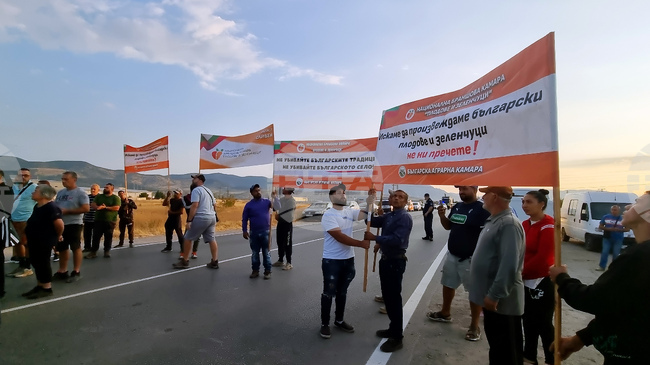 Производители на праскови блокираха за около 20 минути пътя Сливен – Стара Загора