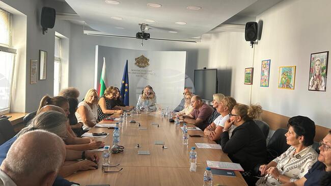 Учители, директори и университетски преподаватели обсъдиха на среща в МОН промените в предучилищното образование