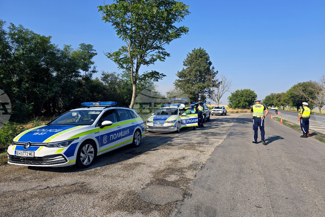 Поетапно пропускат автомобили през участъка от главен път Плевен – Бяла, където по-рано челно се удариха лек и товарен автомобил