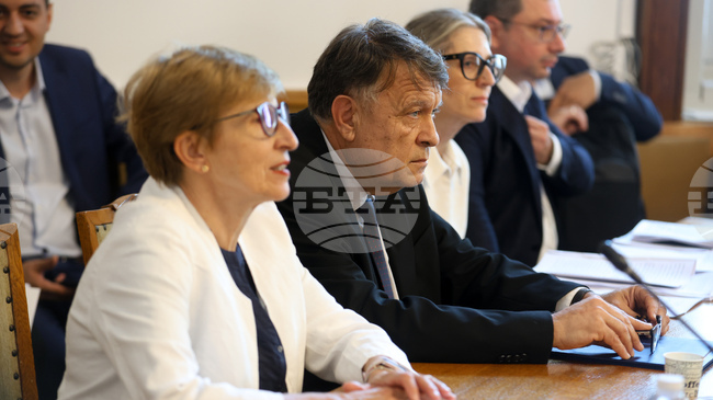 Част от промените в Закона за висшето образование са за облекчаване на административната тежест, за такси и стипендии, каза министър Георги Вълчев