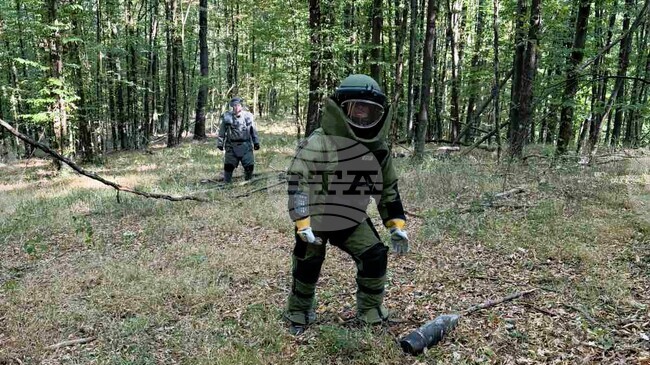Военнослужещи прочистват района извън завод „Емко“ от невзривени боеприпаси 