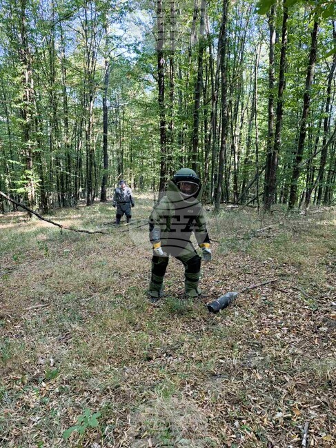 Военнослужещи прочистват района извън завод „Емко“ от невзривени боеприпаси 