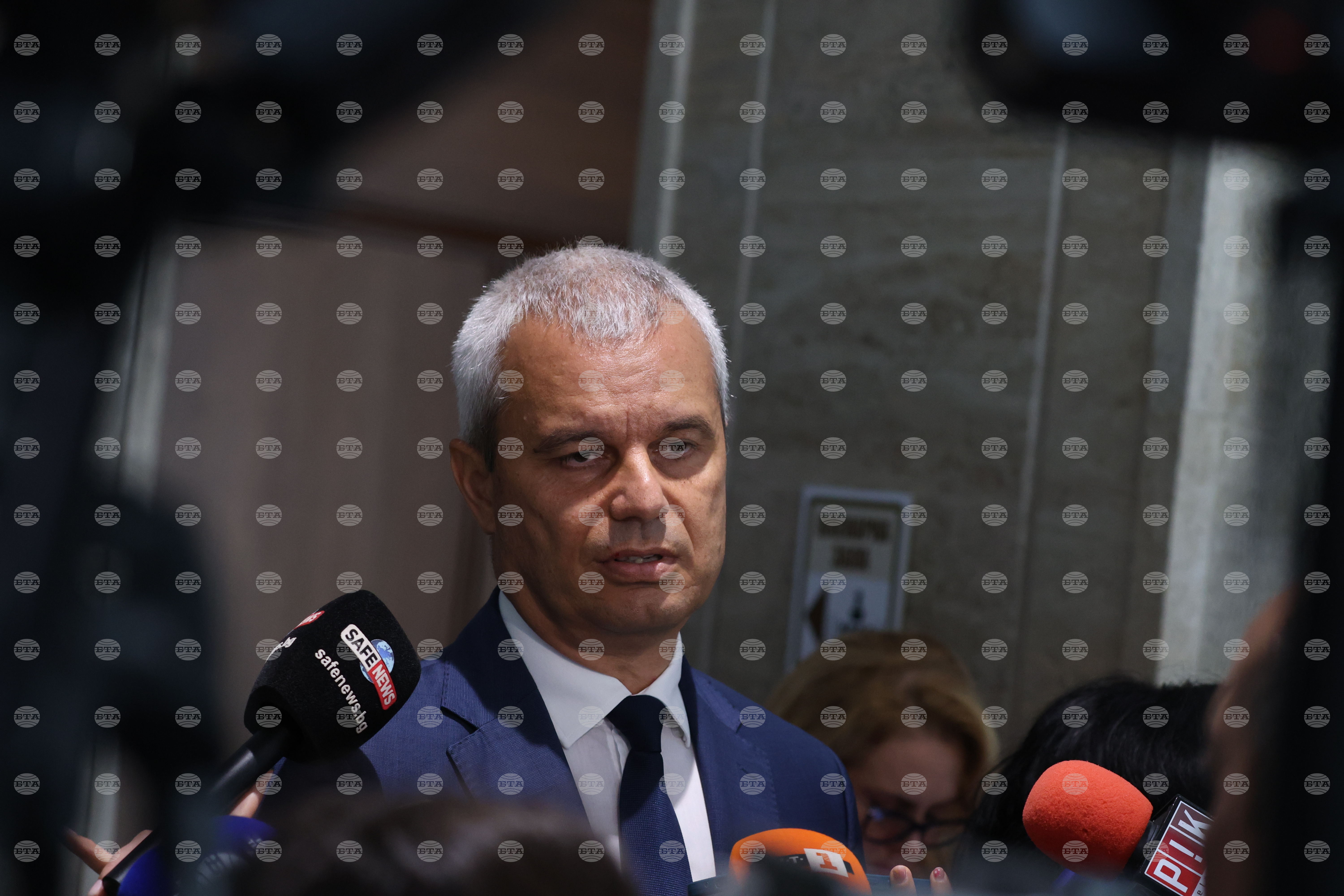 Това е кражба от държавния бюджет, каза лидерът на "Възраждане" Костадин Костадинов по повод обявените днес мерки на правителството заради повишаването на цените на горивата