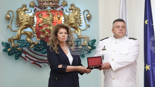 Президентът Йотова удостои капитан I ранг Божидар Иванове с висше офицерско звание 