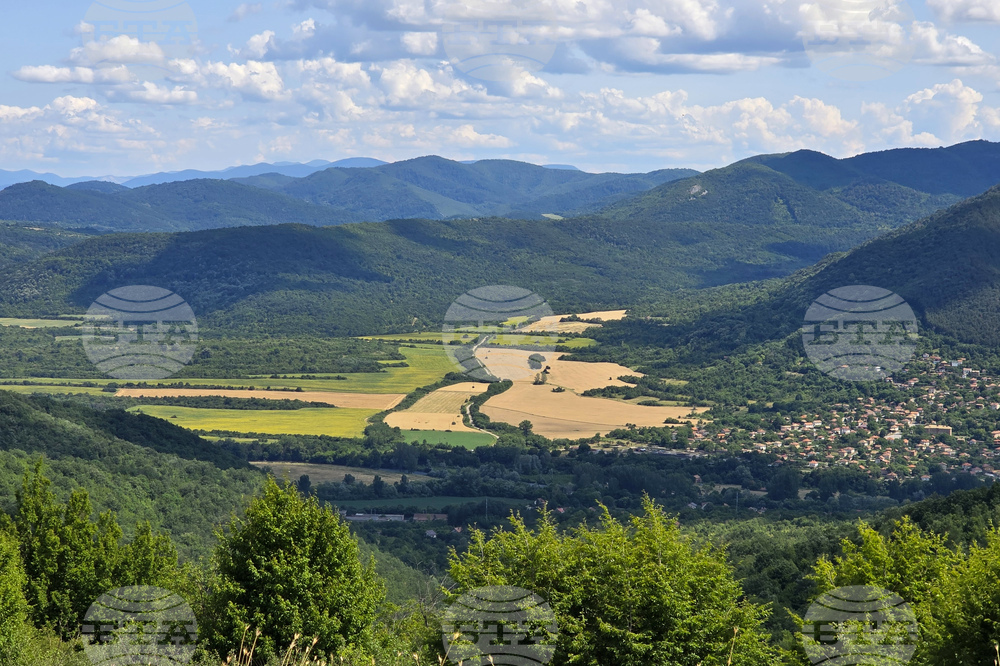 Село Челопек - литературни табели - монтаж